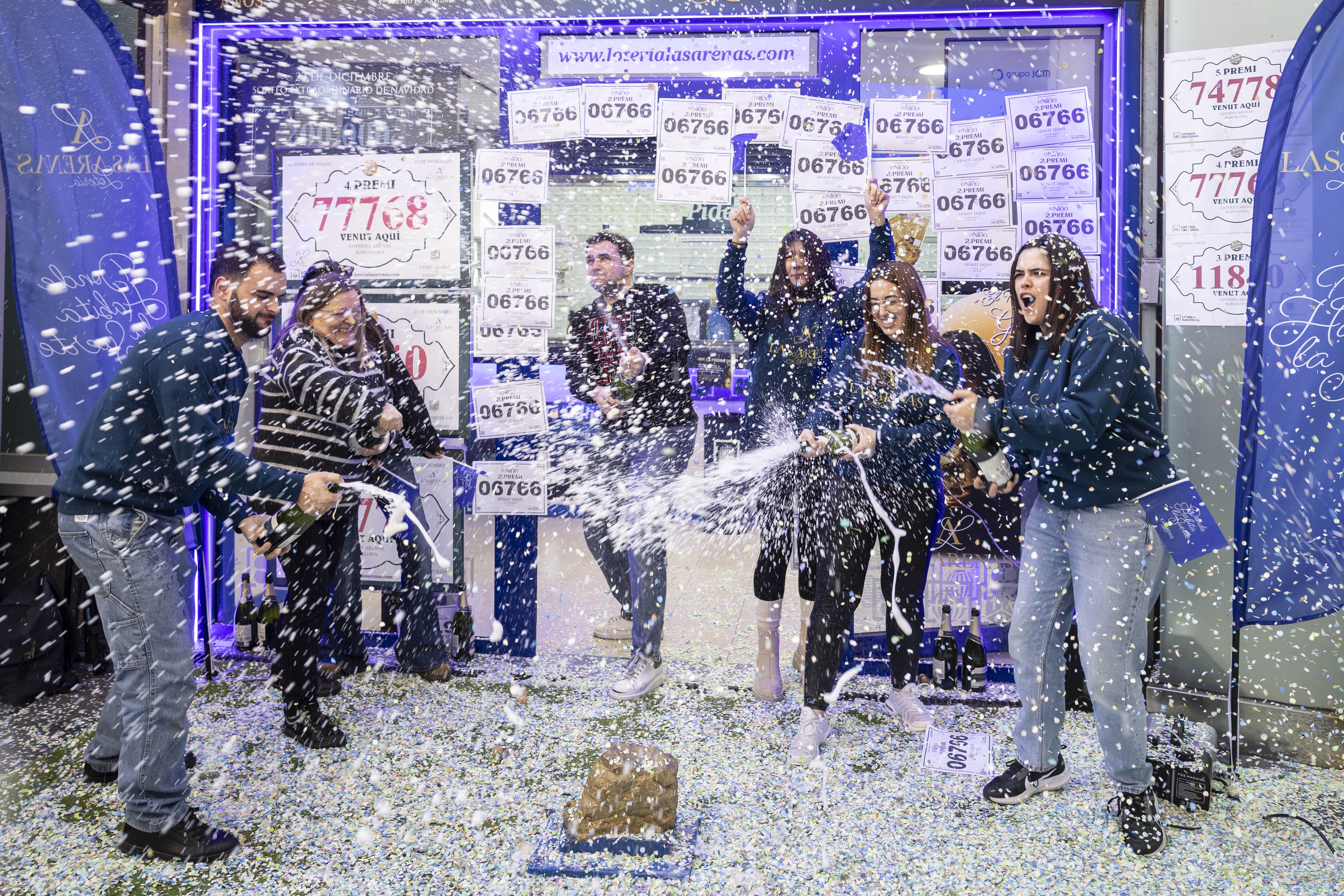 Celebración del segundo premio del sorteo extraordinario de El Niño, el número 06766, en la administración del centro comercial de Las Arenas en Barcelona.