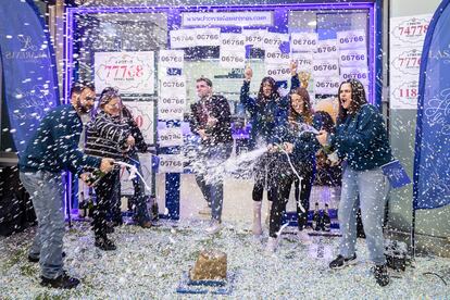 El lotero Vctor Fernndez celebra este lunes con cava junto a sus empleadas el haber vendido una serie del segundo premio del sorteo extraordinario de El Ni?o, el nmero 06766, en la administracin del centro comercial de Las Arenas en Barcelona.