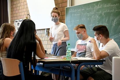 Alumnos de secundaria en Duisburgo, al oeste de Alemania, durante el arranque del curso escolar en Renania del Norte-Westfalia el miércoles.