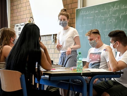 Alumnos de secundaria en Duisburgo, al oeste de Alemania, durante el arranque del curso escolar en Renania del Norte-Westfalia el miércoles.