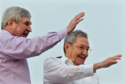 El presidente de Cuba, Raúl Castro (der) y el vicepresidente primero de la Duma Estatal de Rusia, Ivan Melnikov (izq), saludan durante el desfile por el Día Internacional de los Trabajadores celebrado en la Plaza de la Revolución de La Habana (Cuba).