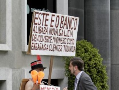 El director general de Novagalicia charla con un afectado