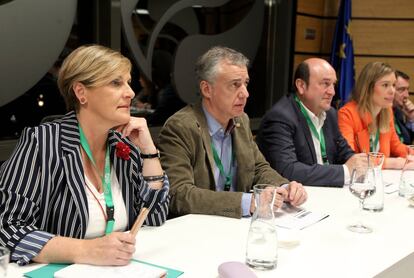 La presidenta del BBB, Itxaso Arutxa, el lehendakari Iñigo Urkullu, y el presidente del PNV, Andoni Ortuzar, reunidos en Sabin Etxea, sede social del partido nacionalista vasco, donde la ejecutiva del PNV.