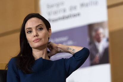 Tras dar su primera clase en la London School of Economics, Angelina Jolie ha viajado hasta Ginebra para cumplir con sus obligaciones como enviada especial de la Agencia de la ONU para los Refugiados. La actriz ha asistido este miércoles a la conferencia anual de la Fundación Sergio Vieira de Mello en la sede europea de las Naciones Unidas en Suiza.