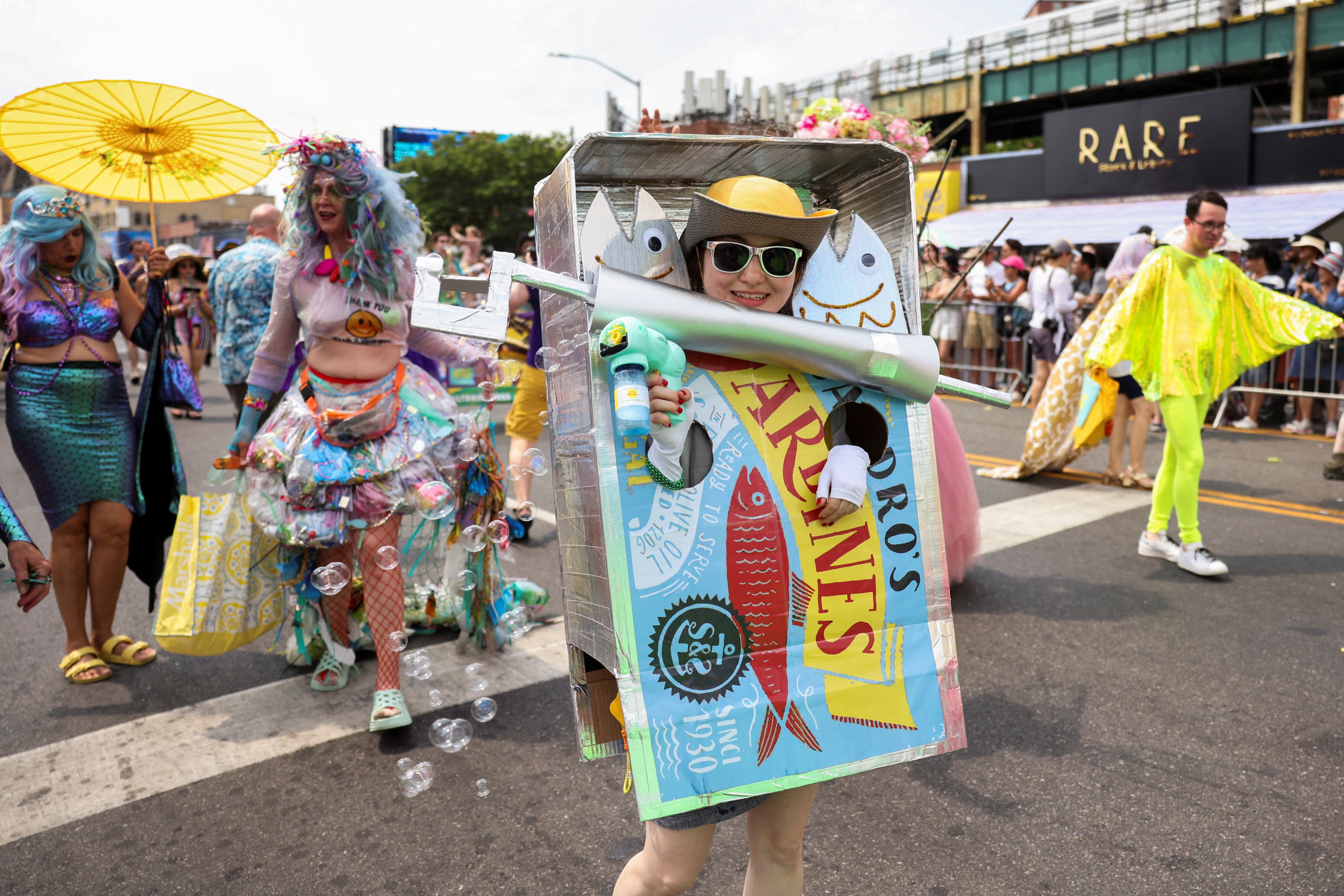 Cientos de personas desfilaron por Coney Island.