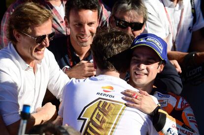 Dani Pedrosa (derecha) es felicitado por sus compañeros de equipo después del ganar el Gran Premio de Valencia.