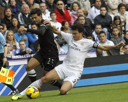 Pepe entra al centrocampista de la Real Sociedad Javi Ros.