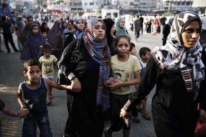 Uma família foge andando do bairro de Shiyahiya em Gaza, em 20 de julho de 2014.