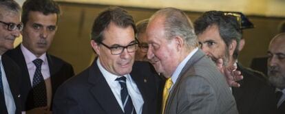 Artur Mas y el Rey Juan Carlos se saludan en Barcelona.