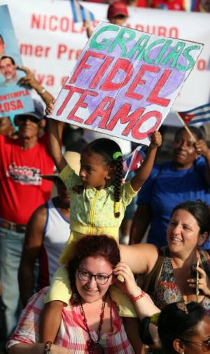 Miles de personas participan en el desfile por el Día Internacional de los Trabajadores, en la Plaza de la Revolución de La Habana (Cuba).