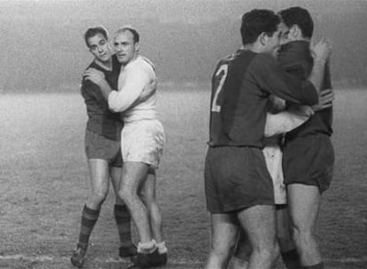 Luis Suárez y Di Stéfano, a la izquierda, en un Barça-Madrid en 1960.