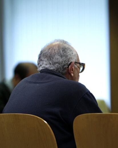 Ángel Ortega Somolinos, de espaldas, en la Audiencia Provincial.