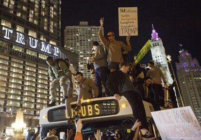 Varios jóvenes se suben a un autobús durante la protesta contra Donald Trump junto a la Torre Trump en Chicago, Illinois.