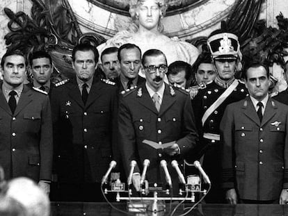 El General Jorge Rafael Videla, en el centro, es juramentado como presidente en la Casa de Gobierno de Buenos Aires acompañado por el Almirante Emilio Massera, segundo desde la izquierda, y el Brig. Orlando Agosti, segundo por la derecha, el 24 de marzo de 1976.