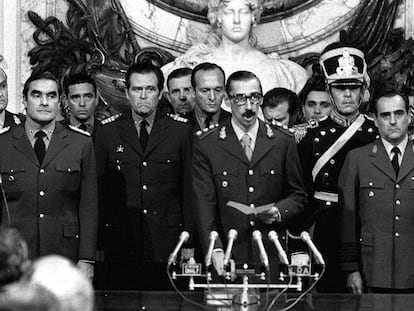 El General Jorge Rafael Videla, en el centro, es juramentado como presidente en la Casa de Gobierno de Buenos Aires acompañado por el Almirante Emilio Massera, segundo desde la izquierda, y el Brig. Orlando Agosti, segundo por la derecha, el 24 de marzo de 1976.