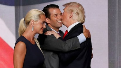 Vanessa Trump con su marido y su suegro