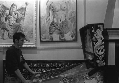 Un hombre juega una partida en una máquina recreativa de un bar de Segovia en 1998.