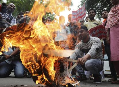 Activistas de la organización extremista hinduista Vishwa Hindu Parishad (VHP) participan en una protesta en contra de la muerte de siete peregrinos hindúes que regresaban de la cueva-santuario cachemir de Amarnath y que quedaron atrapados por el fuego cruzado entre insurgentes independentistas y fuerzas de seguridad, en Nueva Delhi (India).