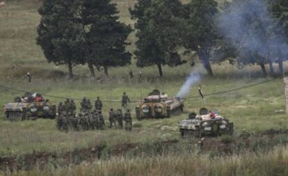 Varios tanques y militares desplegados en la ciudad de Arida y vistos desde la ciudad fronteriza libanesa de Wadi Khaled