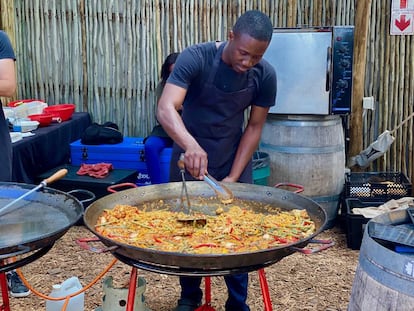 Paella en el mercado de Oranjezicht en Granger Bay, Ciudad del Cabo. J.C.CAPEL