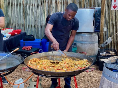 Paella en el mercado de Oranjezicht en Granger Bay, Ciudad del Cabo. J.C.CAPEL