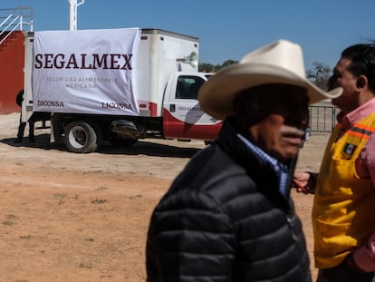 Habitantes de El Cedral (San Luis Potosí), arriban a una presentación sobre Segalmex, en enero de 2019.