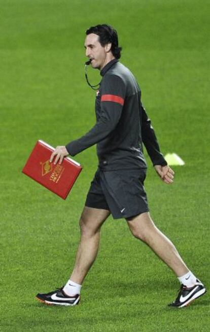 Spartak Moscow's Spanish head coach Unai Emery takes part in a training session at the Luz Stadium in Lisbon, on November 6, 2012.