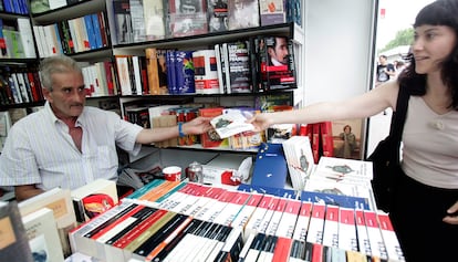 Junio de 2007. Leopoldo María Panero, firmando libros en la Feria del Libro de Madrid.