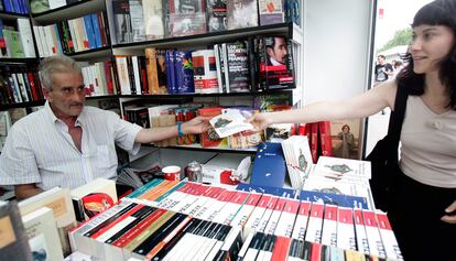 Junio de 2007. Leopoldo María Panero, firmando libros en la Feria del Libro de Madrid.