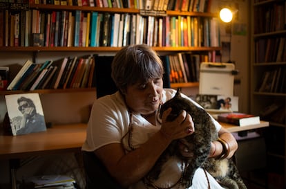 La escritora Ana Luisa Amaral en su vivienda en Matosinhos, a las afueras de Porto (Portugal)
