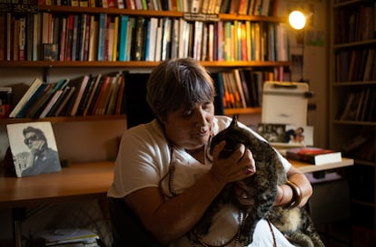 La escritora Ana Luisa Amaral en su vivienda en Matosinhos, a las afueras de Porto (Portugal)