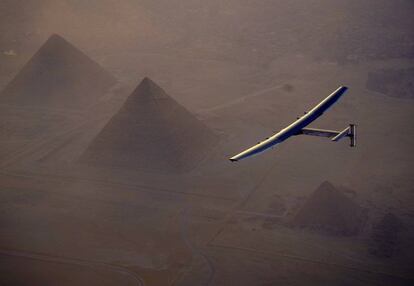 El avión Solar Impulse 2 sobrevolando las piramides de El Cairo, Egipto. El experimental avión ha llegado a Egipto como parte de su viaje global.
