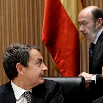 El jefe del Gobierno, José Luis Rodríguez Zapatero, y el vicepresidente Alfredo Pérez Rubalcaba, a su llegada al Congreso el 9 de febrero 2011, donde se reunieron con los diputados, senadores y eurodiputados socialistas para informarles de las prioridades del Ejecutivo.