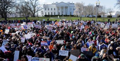 Estudiantes protestan contra la violencia armada frente a la Casa Blanca en Washington (EE UU).