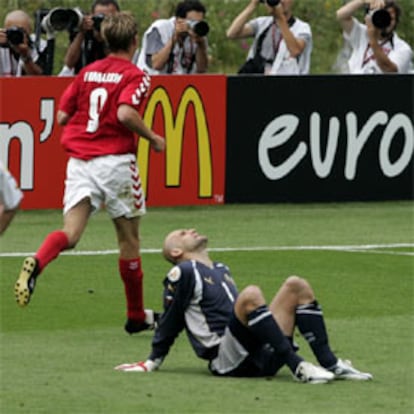 Tomasson celebra, ante el portero búlgaro, el primer gol de Dinamarca.