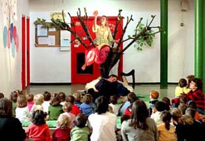 Una de las hadas de <i>Luces y sombras</i> actúa ante su atento público en la escuela infantil Casa de Niños de Getafe.