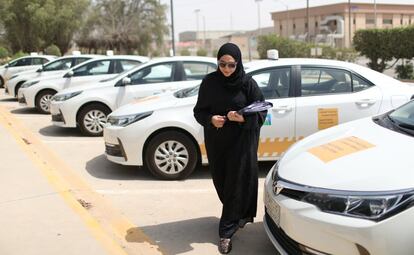 La mujer que aparece en la imagen es una profesora de autoescuela. Esto, que ya es normal en la mayor parte del mundo, constituye una novedad en Arabia Saudí, donde las mujeres tenían prohibido conducir hasta ahora. Pero con el levantamiento del veto a finales del pasado septiembre empezó la cuenta atrás que culminará el próximo domingo cuando, por fin, tras años de activismo, puedan ponerse detrás del volante de forma legal.