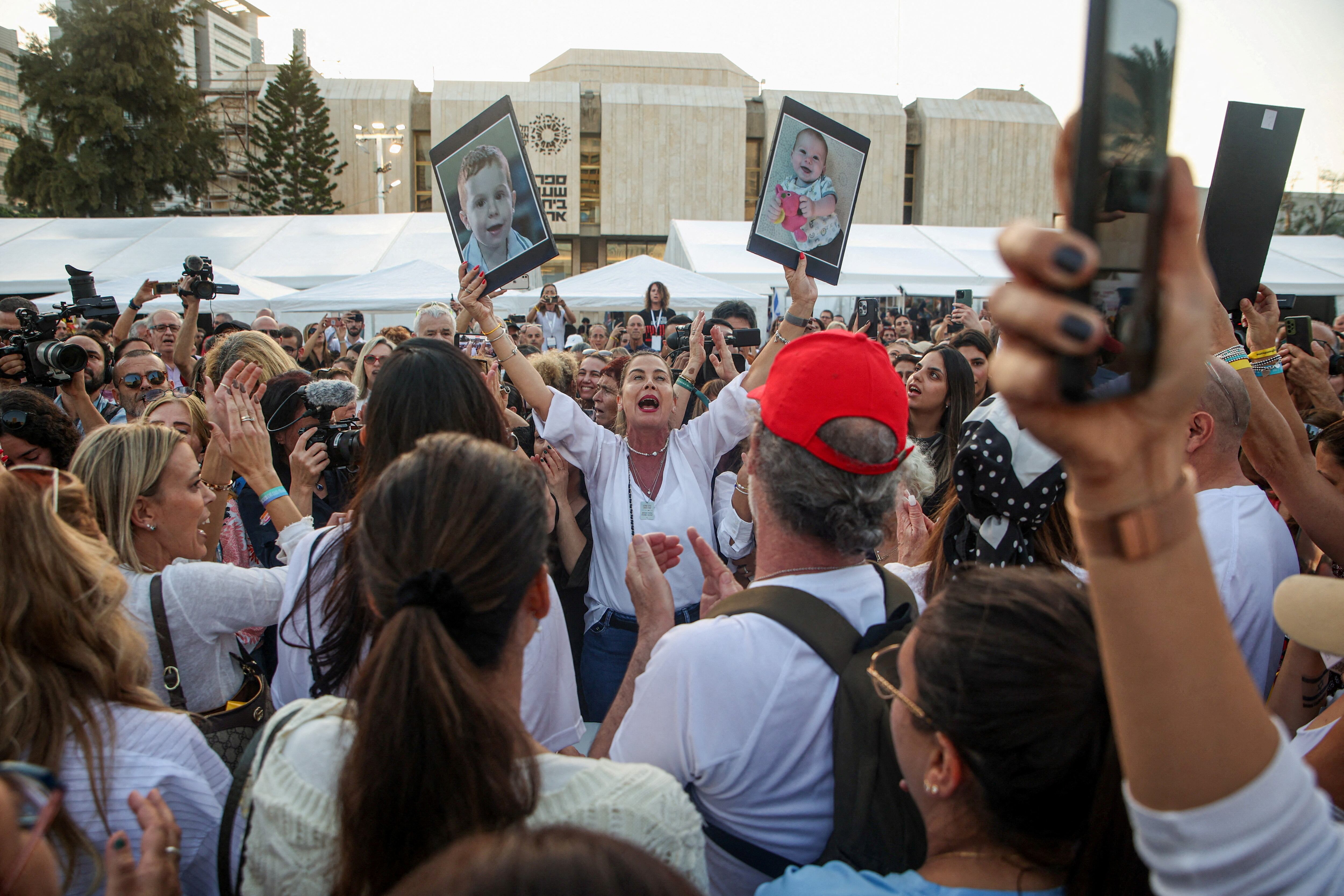 Concentración en la Plaza de los Rehenes y los Desaparecidos de Tel Aviv, este viernes.