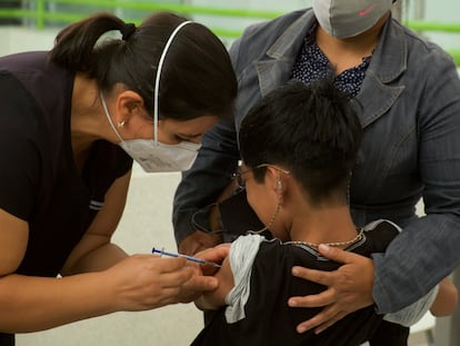 Un trabajador de la salud inyecta a un niño durante una campaña de vacunación para niños de entre 12 y 17 años, en Tuxtla Gutiérrez, México.