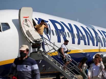 Pasajeros de un avión de Ryanair en Budapest,