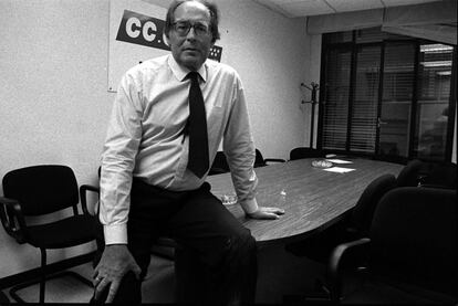 Francisco García Salve, en 1995 en su despacho de Comisiones Obreras.