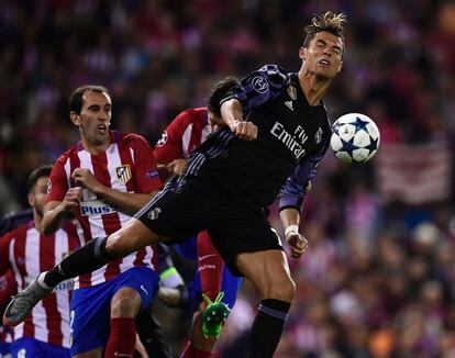 Cristiano Ronaldo (en primer termino) durante una jugada.