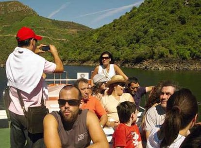 Un barco turístico navega por el río Sil.