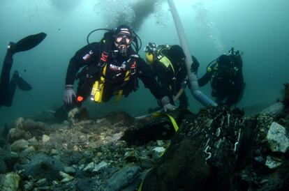 Mergulhadores da Marinha espanhola buscam junto do arqueólogo diretor da escavação arqueológica entre os restos do galeão 'San Giacomo de Galizia' em Ribadeo, mar espanhol.