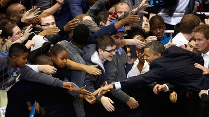 Obama saluda a sus seguidores a su llegada a un mitín en Cincinnati, el 4 de noviembre.