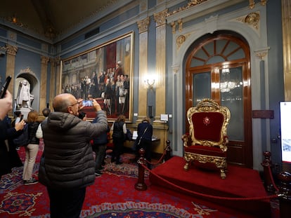 Un grupo de ciudadanos visita el Senado durante la jornada de puertas abiertas en la Cámara alta, este jueves.