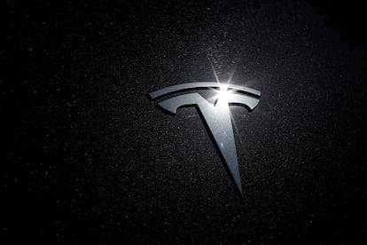 El logo de Tesla se ve en un coche en Los Ángeles, California, Estados Unidos, en una imagen de archivo.