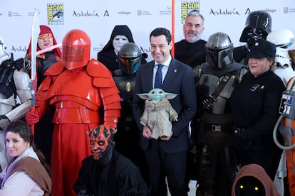 El presidente de la Junta de Andalucía, Juan Manuel Moreno Bonilla, posa junto a varios personajes de Star Wars durante la presentación del San Diego Comic-Con Málaga 2025.