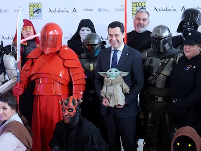 El presidente de la Junta de Andalucía, Juan Manuel Moreno Bonilla, posa junto a varios personajes de Star Wars durante la presentación del San Diego Comic-Con Málaga 2025.