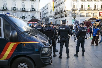 Policías nacionales vigilan en la Puerta del Sol, en una imagen de archivo.